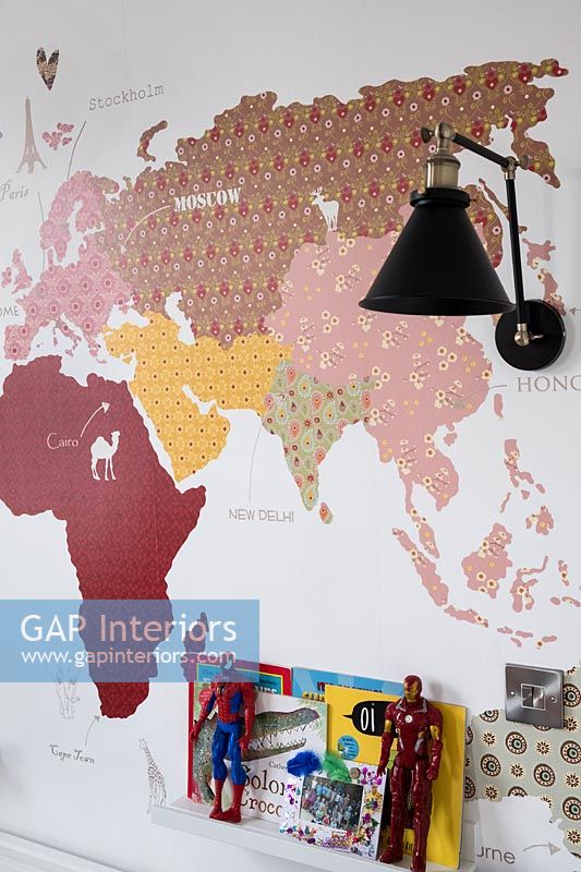 Carte murale du monde dans la chambre des enfants