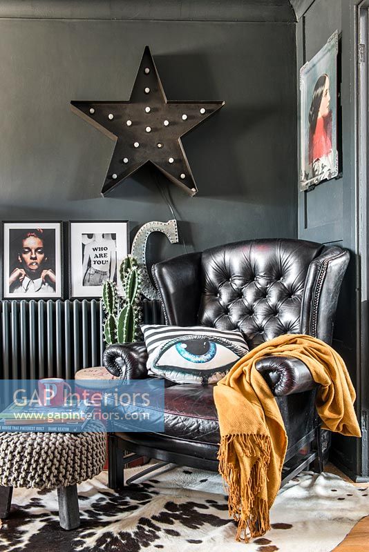 Fauteuil de style Chesterfield en cuir noir dans le coin du salon moderne