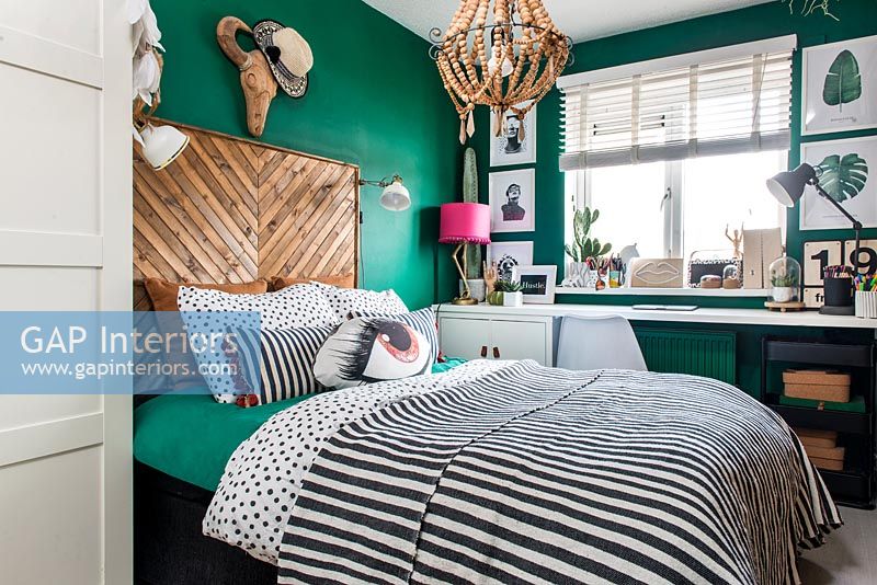 Chambre moderne avec murs peints en vert