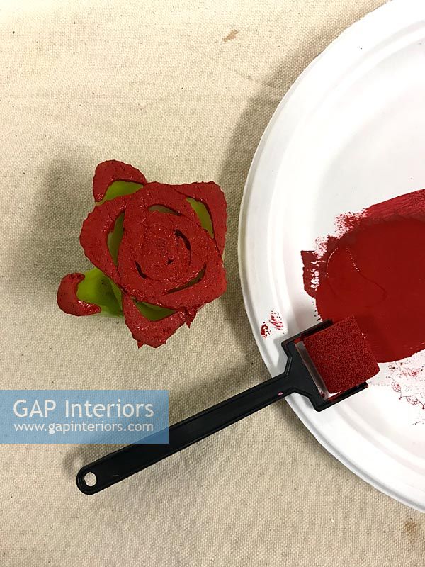 Rose céleri découpé et recouvert de peinture rouge pour créer un tampon de motif