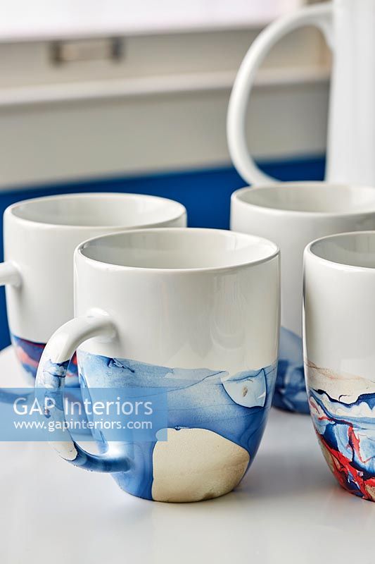 Tasses à café peintes en bleu et blanc