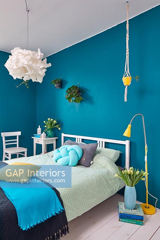Chambre moderne avec murs peints en bleu et fleurs de printemps à Pâques