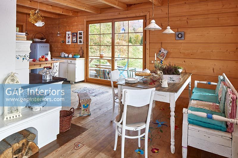 Cuisine-salle à manger à aire ouverte dans une maison en bois