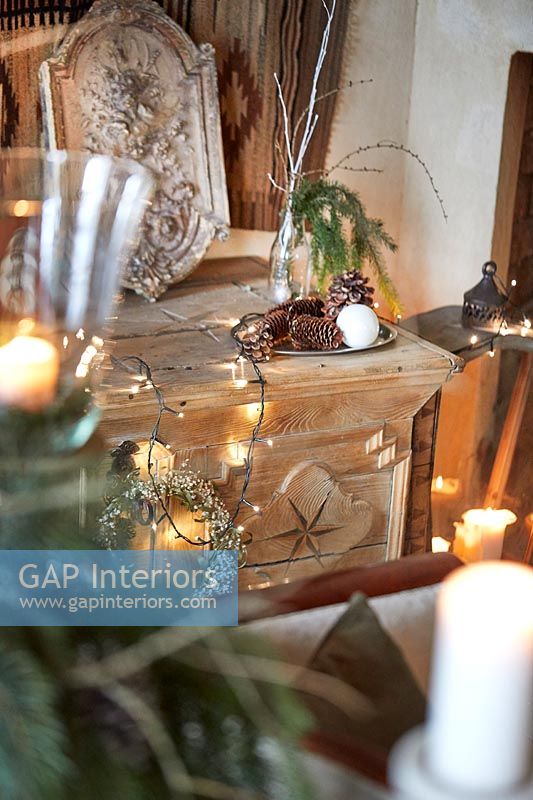Guirlande de Noël et guirlandes lumineuses sur grand buffet en bois sculpté