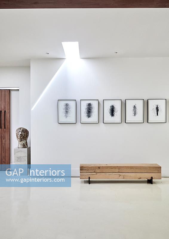 Couloir contemporain avec exposition d'œuvres d'art