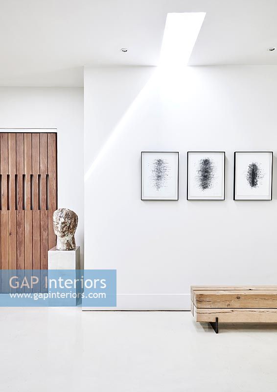 Couloir contemporain avec exposition d'œuvres d'art
