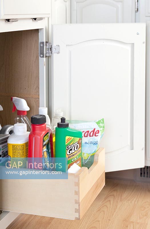 Armoire de cuisine avec tiroir coulissant pour produits de nettoyage