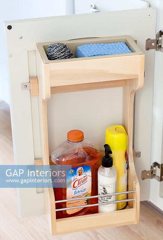 Armoire de cuisine avec étagère en bois pour produits de nettoyage