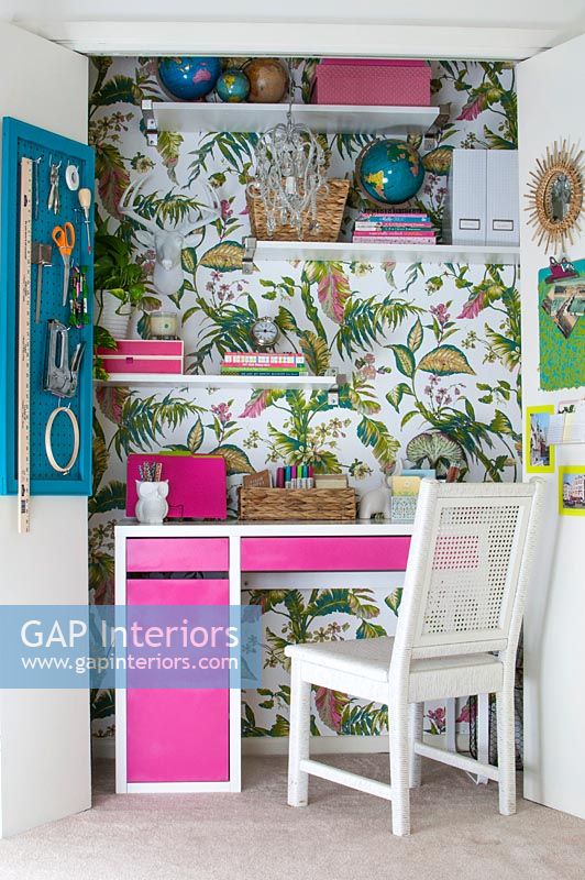 Petit bureau avec papier peint design tropical