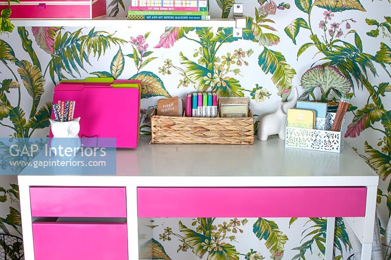 Bureau à domicile moderne avec papier peint coloré