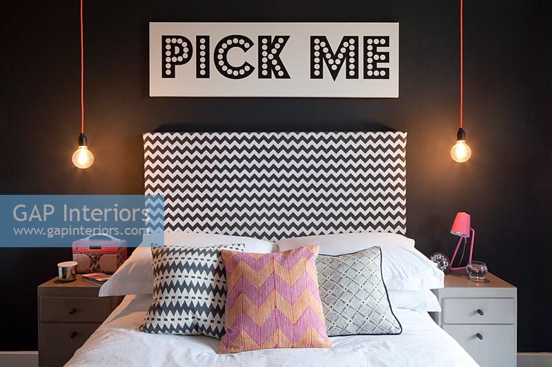 Chambre moderne avec panneau Pick Me au-dessus du lit