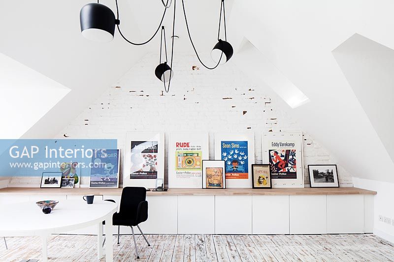 Bureau à domicile moderne avec affichage d'œuvres d'art
