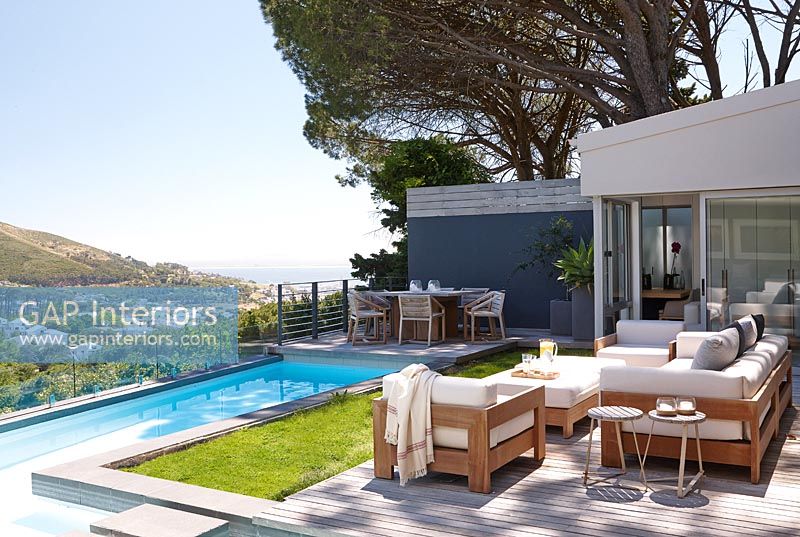 Terrasse moderne avec piscine