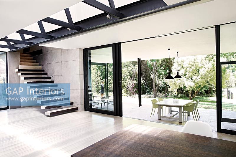 Couloir et escalier minimalistes contemporains avec vue sur la terrasse