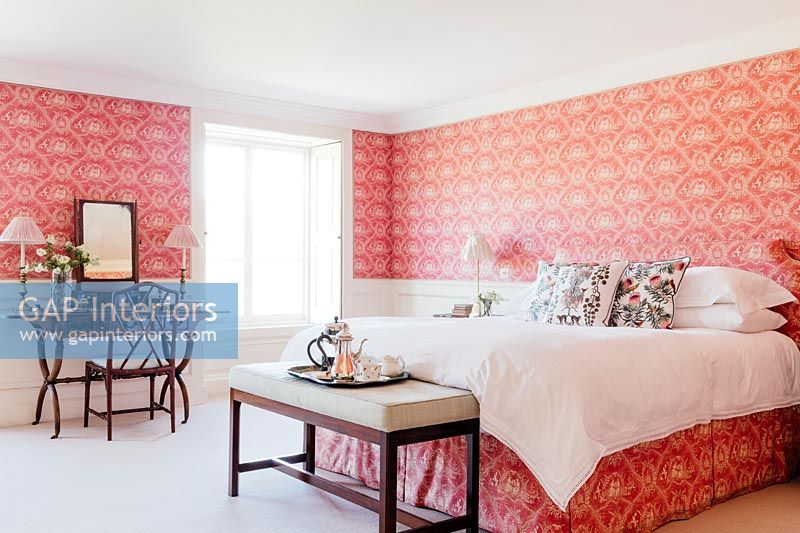 Chambre avec papier peint coloré