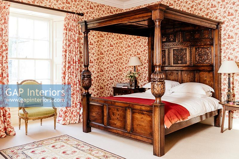 Chambre avec grand lit à baldaquin en bois
