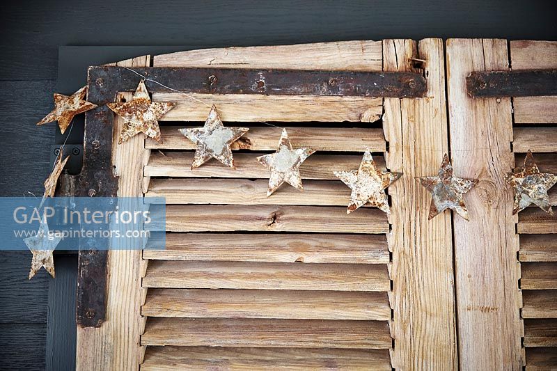 Volets en bois décorés d'étoiles