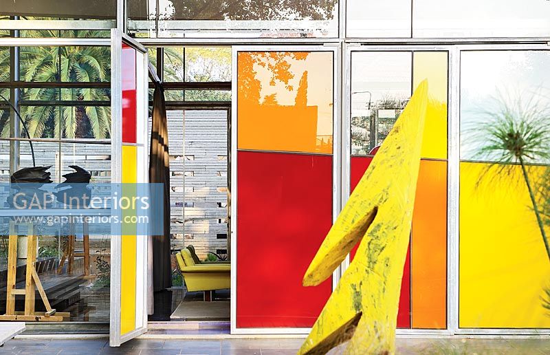 Portes en verre coloré de maison industrielle contemporaine