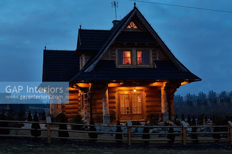 Maison en bois la nuit