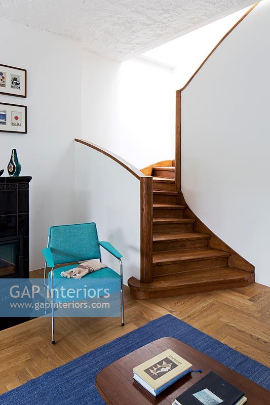 Escalier en bois et fauteuil turquoise