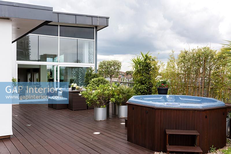 Terrasse moderne avec bain à remous