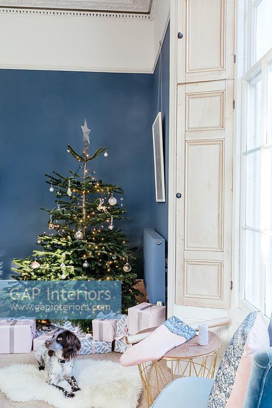Salon classique décoré pour Noël