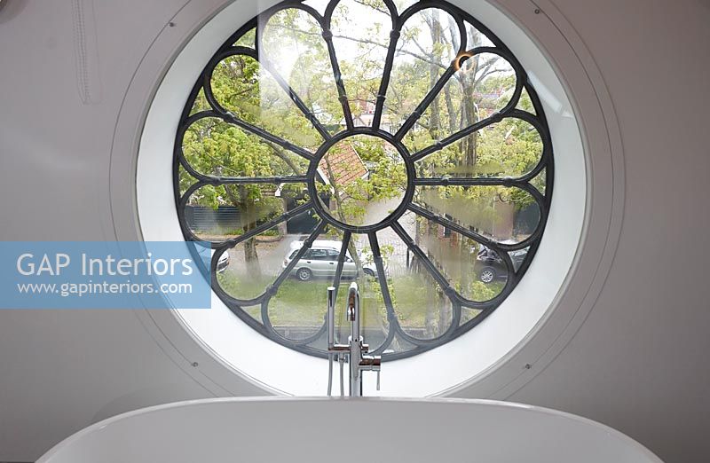 Vieille fenêtre d'église ronde dans la salle de bain