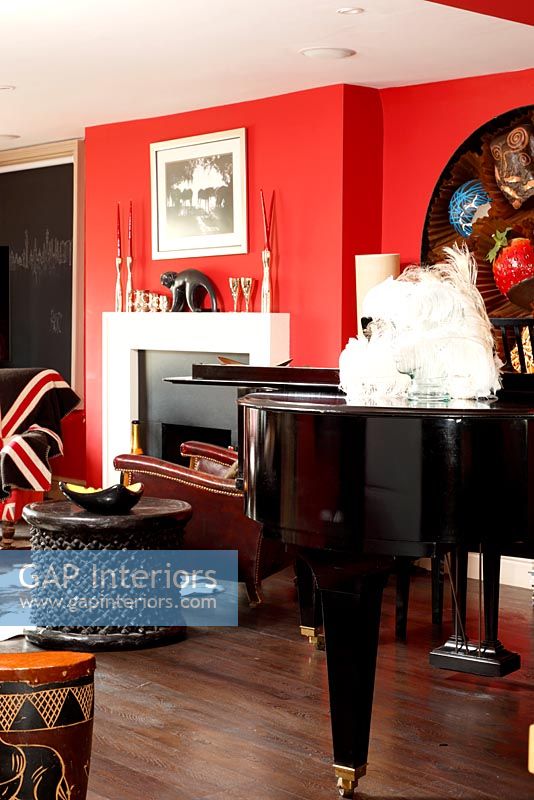 Salon rouge avec piano
