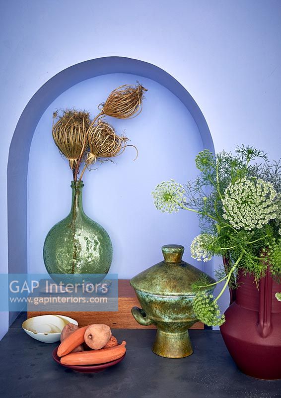 Vase et objets de collection en alcôve