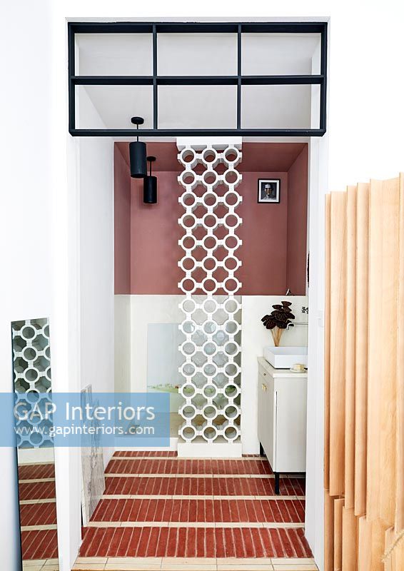 Mur texturé décoratif - écran de douche dans la salle de bain moderne