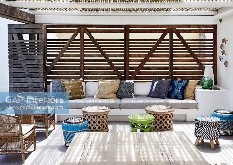 Espace de vie extérieur - terrasse couverte avec canapé intégré