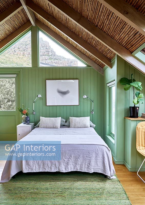 Chambre de campagne avec murs en bois peint en vert