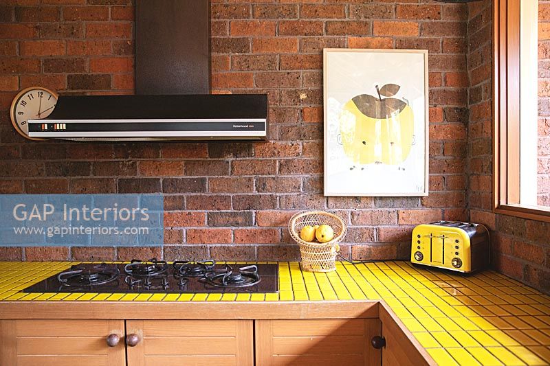Carrelage jaune sur le plan de travail de la cuisine moderne