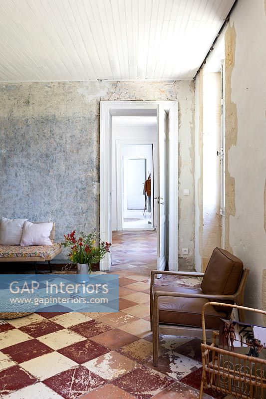 Vue le long du couloir du salon de campagne avec des murs en plâtre nu