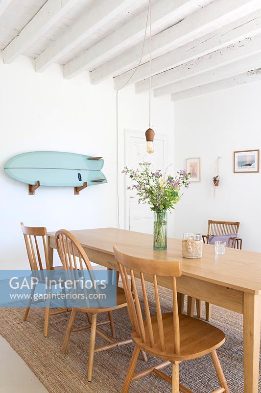 Planche de surf mural bleu sur mur de salle à manger blanc