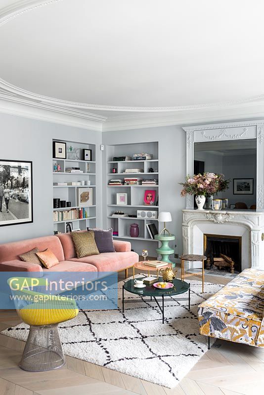 Murs peints en gris et mobilier moderne dans le salon avec des détails d'époque