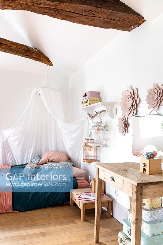 Chambre pour enfants avec plafond voûté et auvent sur lit