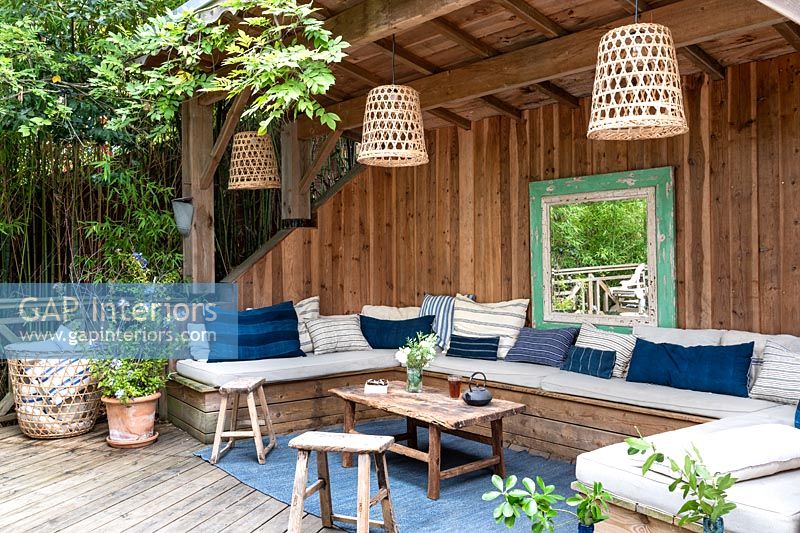Espace salon extérieur dans un abri en bois
