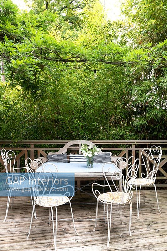Table et chaises sur terrasse en bois