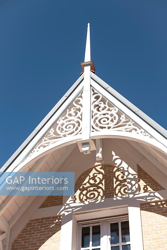 Détail architectural du toit en pente décoratif - extérieur de la villa classique