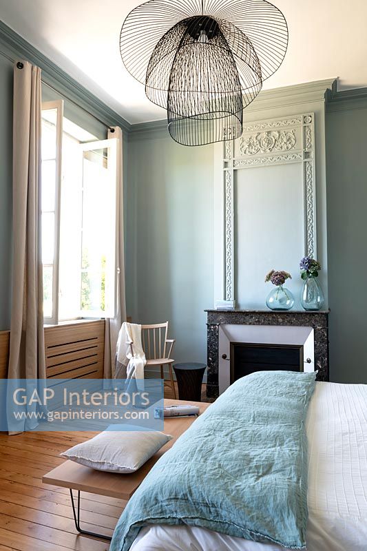 Chambre moderne peinte en bleu aqua avec éléments d'époque