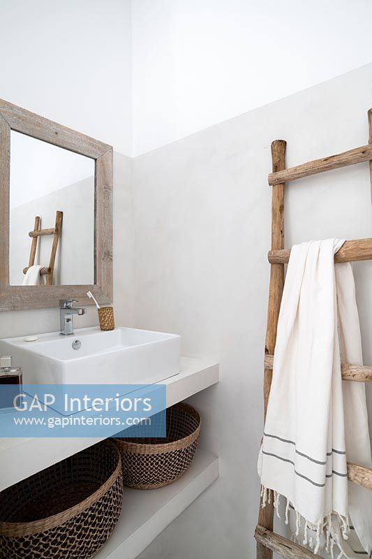 Porte-serviettes échelle en bois dans la salle de bain de campagne moderne