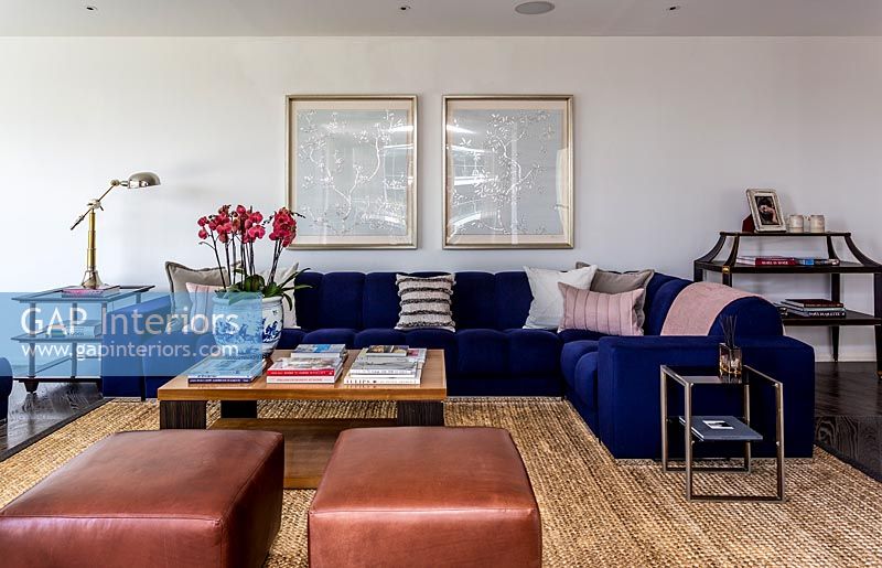 Canapé d'angle bleu dans le salon moderne