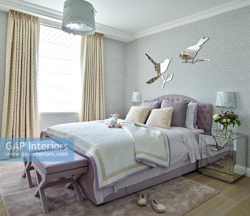 Chambre moderne avec miroirs en forme d'oiseau