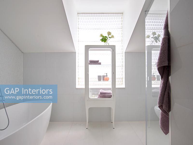 Salle de bain moderne blanche avec accessoires violets