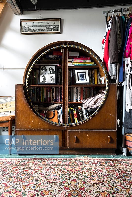 Hula hoop stocké dans une armoire en bois vintage inhabituelle