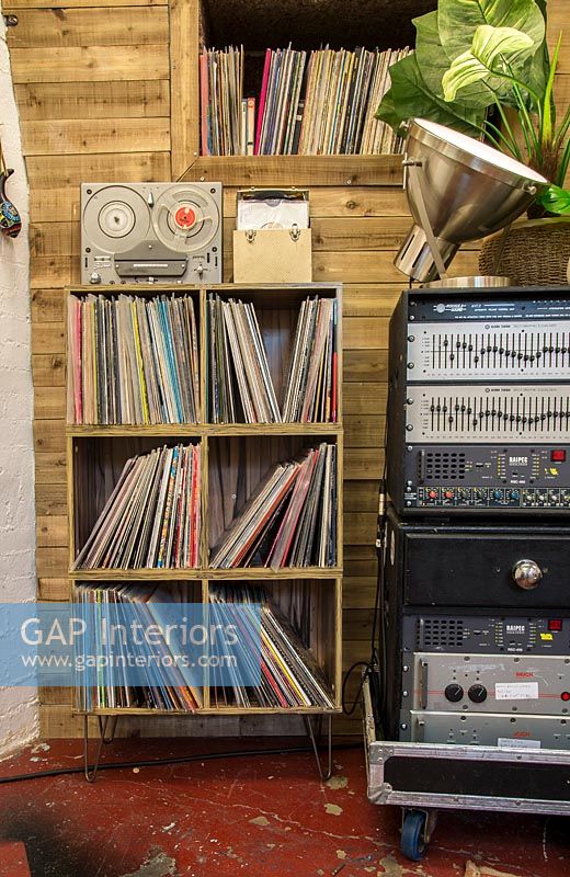 Étagères de disques vinyle dans la salle de musique - studio d'enregistrement
