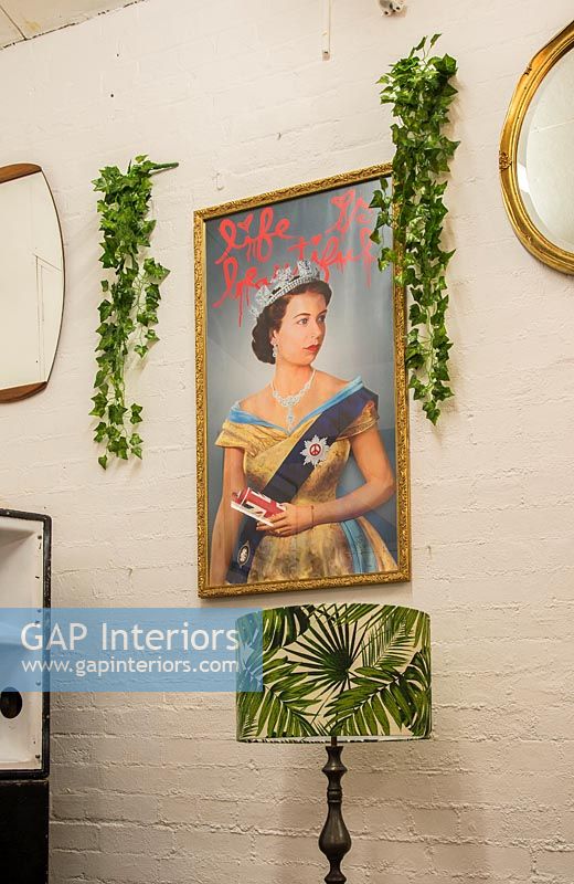 Peinture colorée de la reine et des plantes d'intérieur