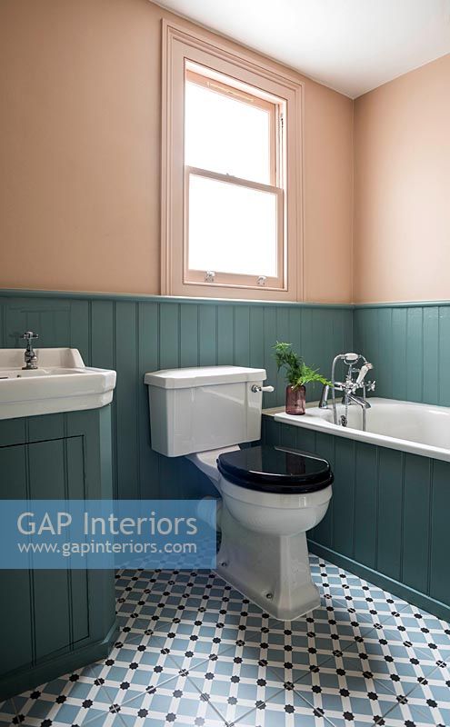 Salle de bain lambrissée en bois peint bleu