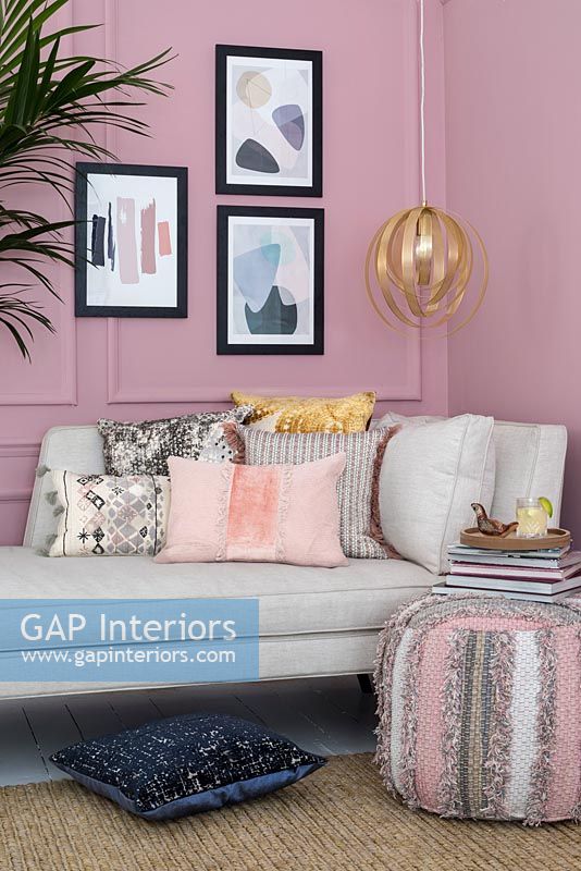 Mur lambrissé en bois peint rose dans le salon moderne